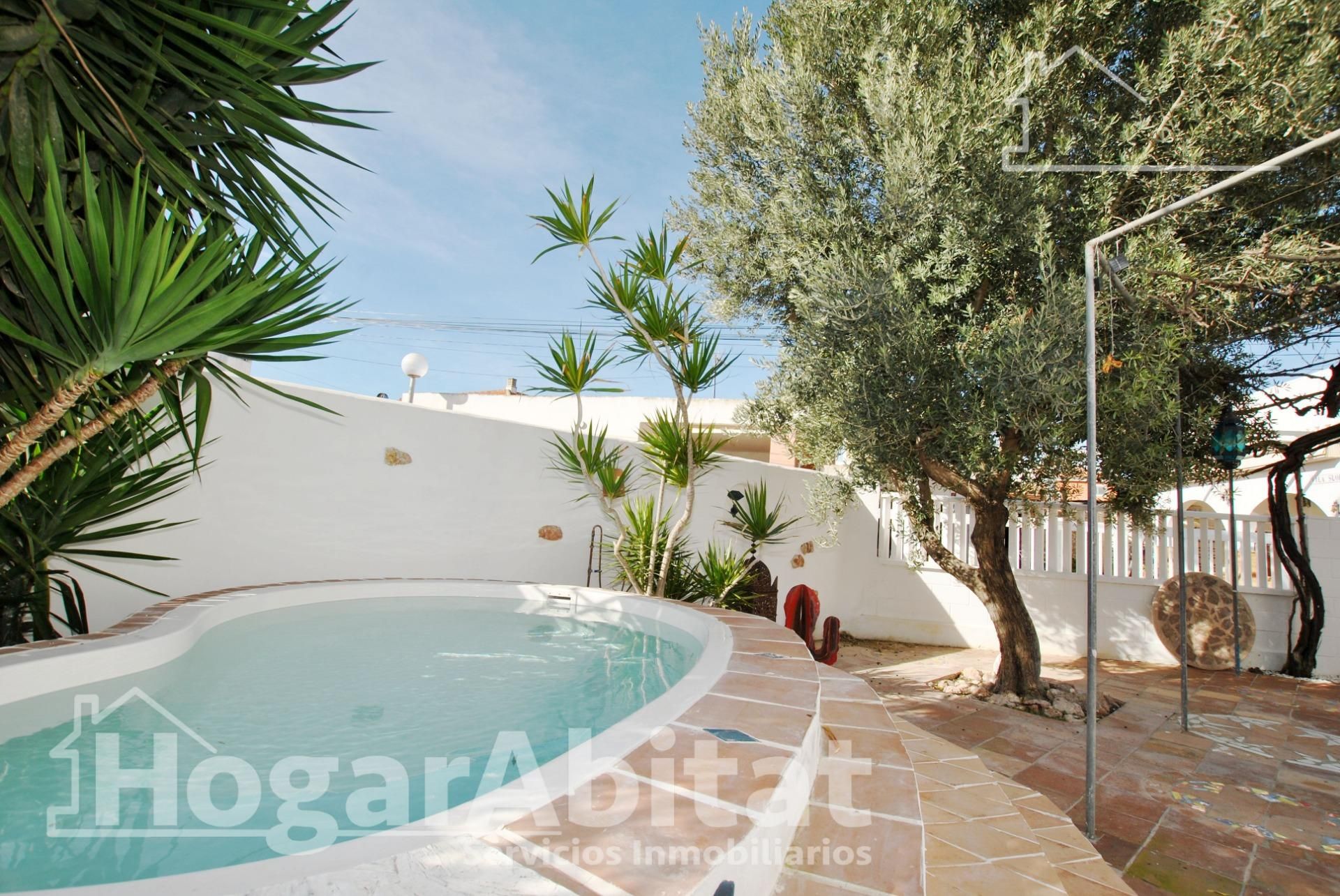 Piscina de Casa o xalet en venda en Oliva amb Aire condicionat, Calefacció i Jardí privat