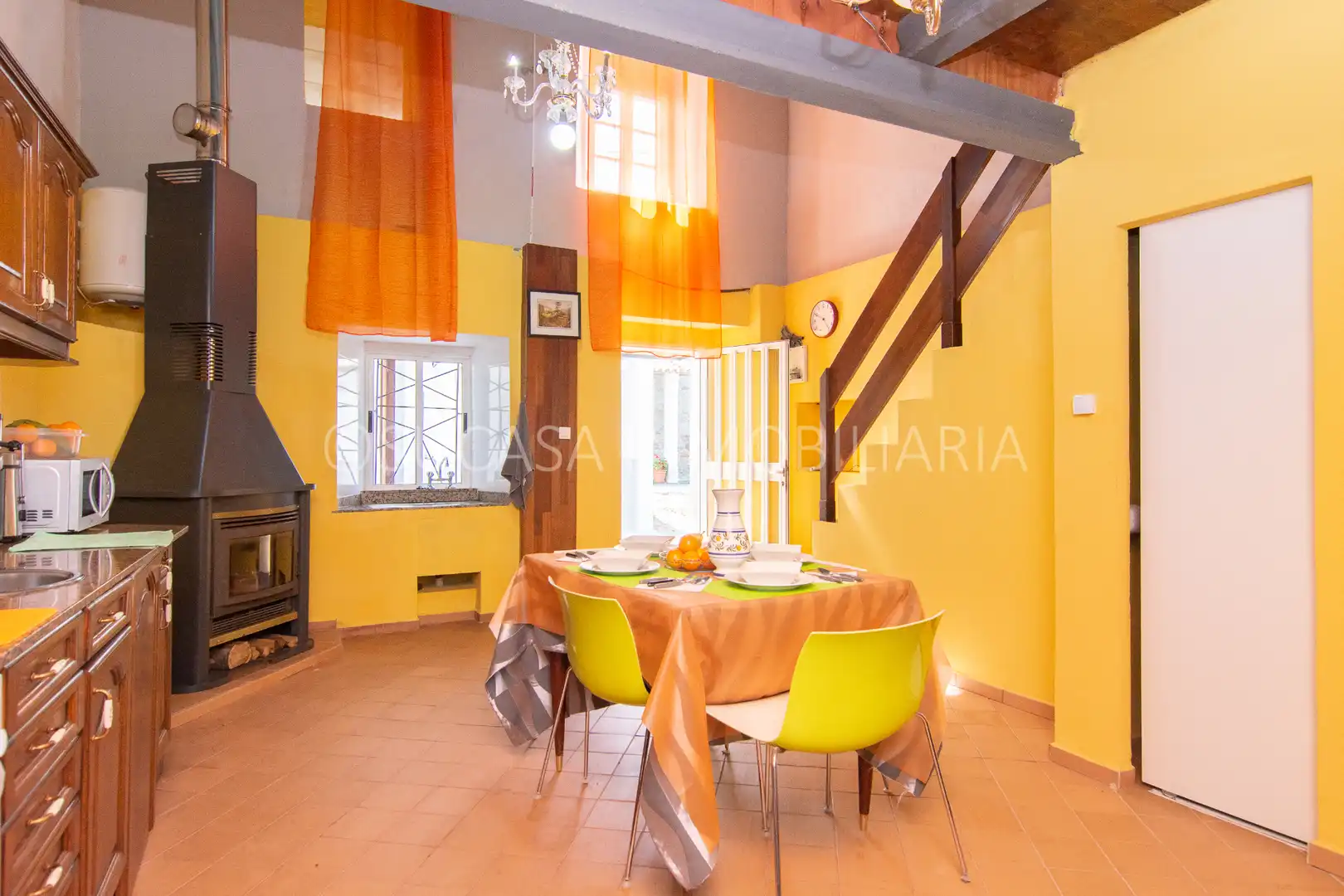 Esszimmer von Einfamilien-Reihenhaus zum Verkauf in Carral mit Heizung, Privatgarten und Abstellraum