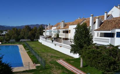 Vista exterior de Apartament en venda en Mijas amb Jardí privat, Terrassa i Piscina comunitària
