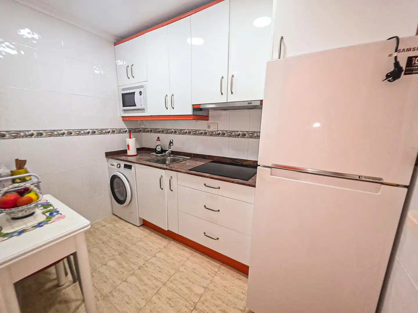 Küche von Wohnung zum Verkauf in Torrevieja mit Klimaanlage, Heizung und Terrasse