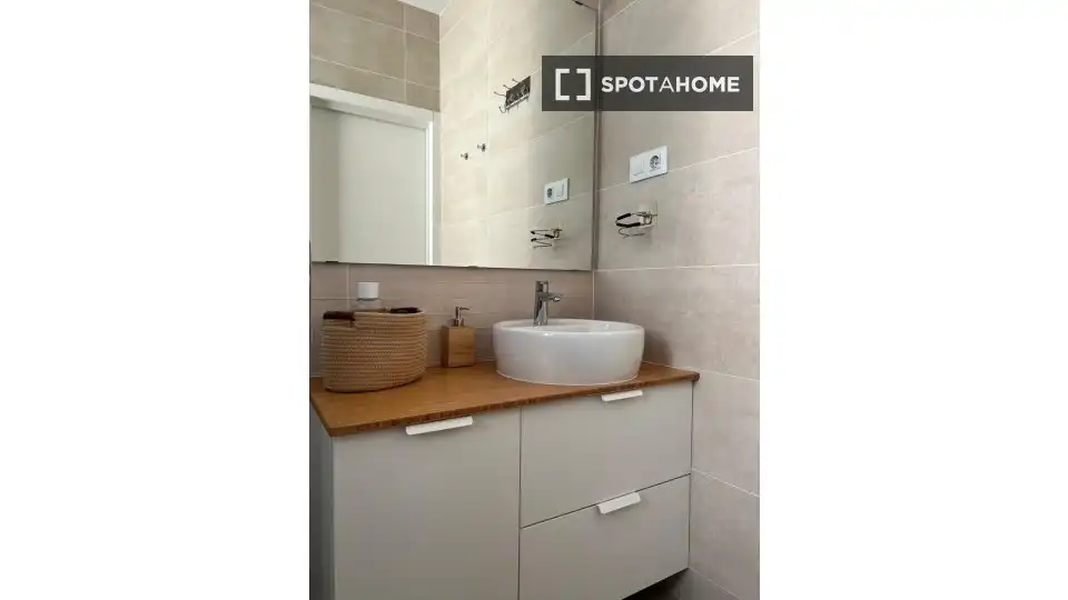 Bathroom of Flat for rent in Madrid  with Air Conditioner, Heating and Furnished