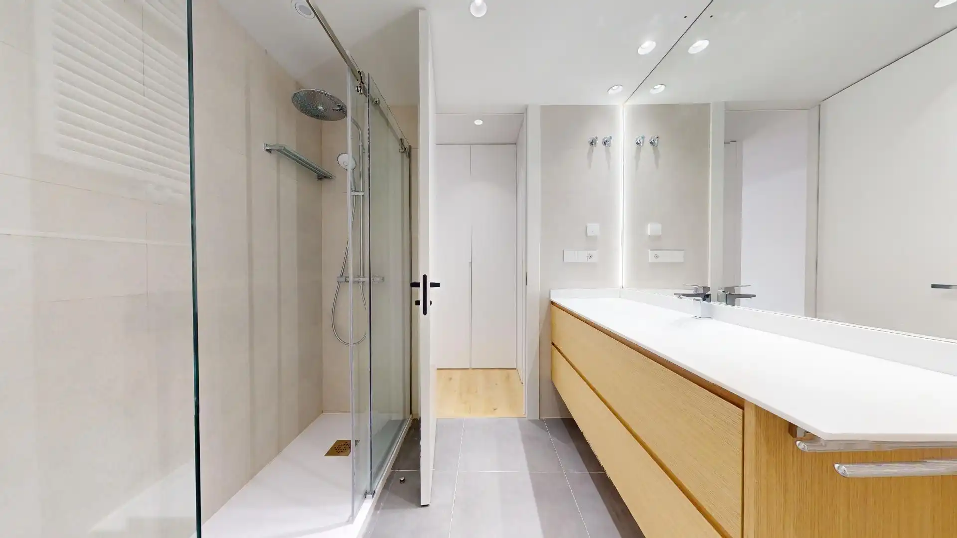 Bathroom of Flat for rent in Madrid  with Air Conditioner, Heating and Storage room