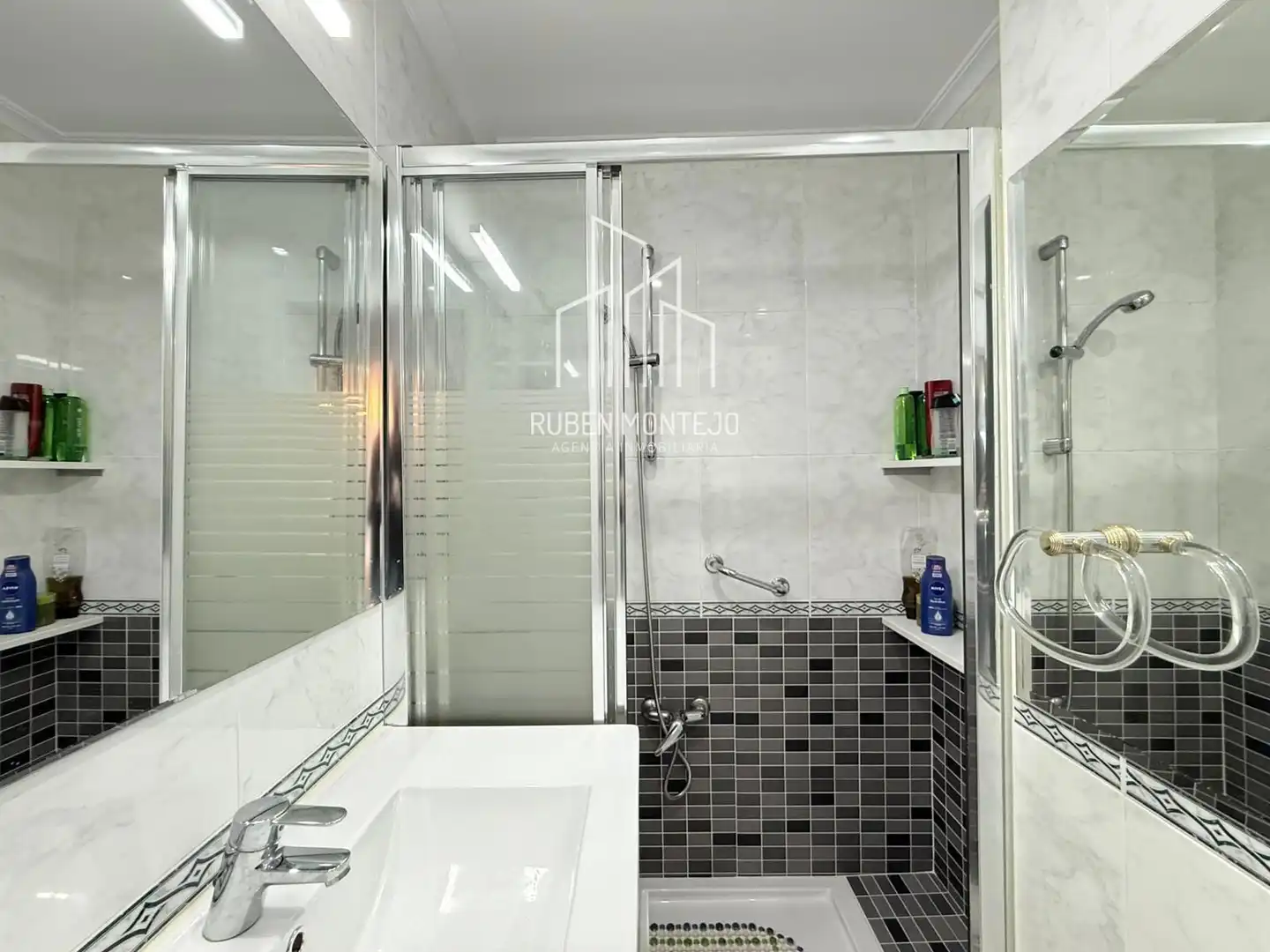 Bathroom of Flat for rent in Salamanca  with Heating, Terrace and Furnished