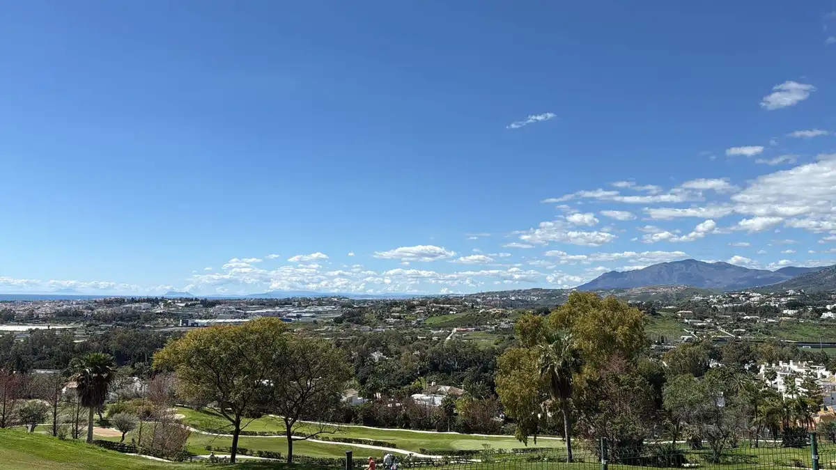 Vista exterior de Pis en venda en Marbella amb Aire condicionat