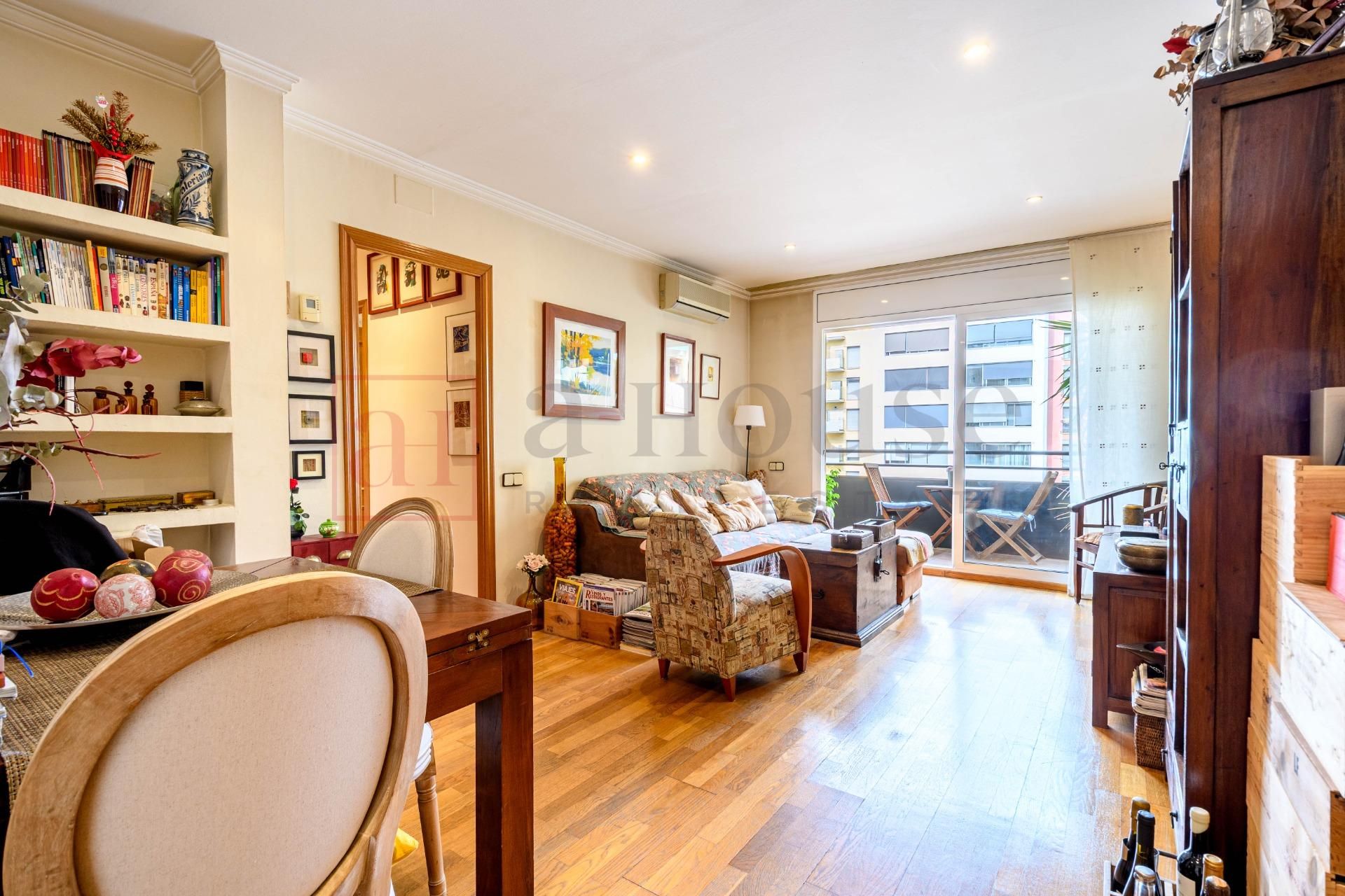 Living room of Flat for sale in  Barcelona Capital  with Air Conditioner, Heating and Parquet flooring