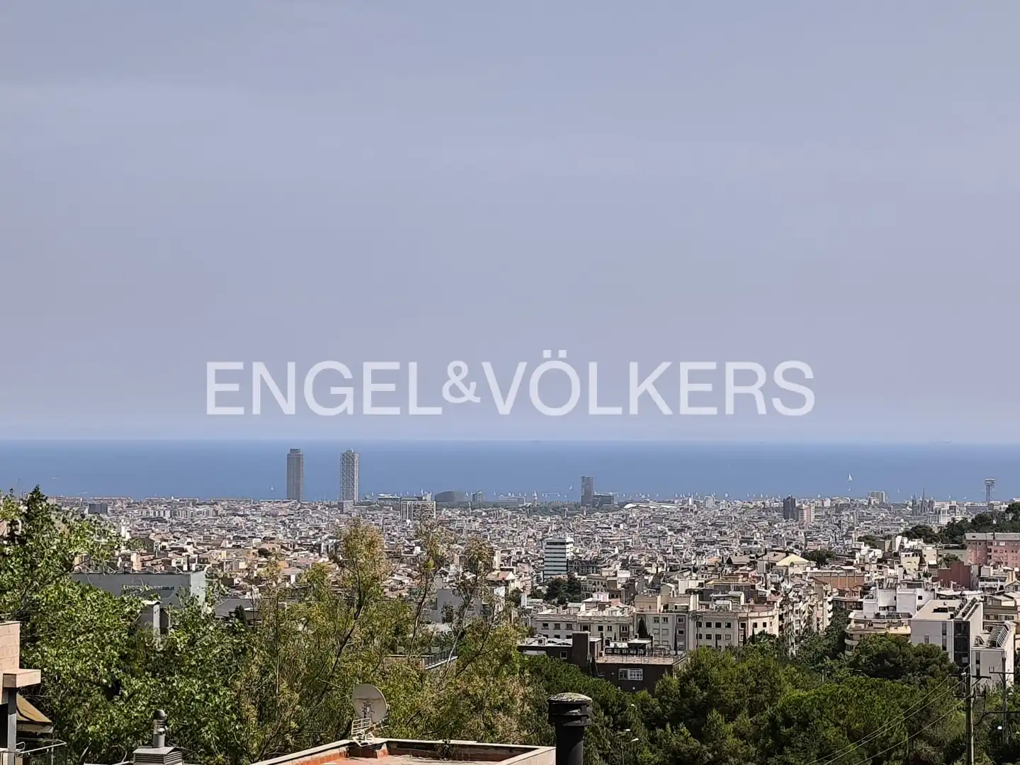 Außenansicht von Einfamilien-Reihenhaus zur Miete in Barcelona mit Heizung, Terrasse und Schwimmbad