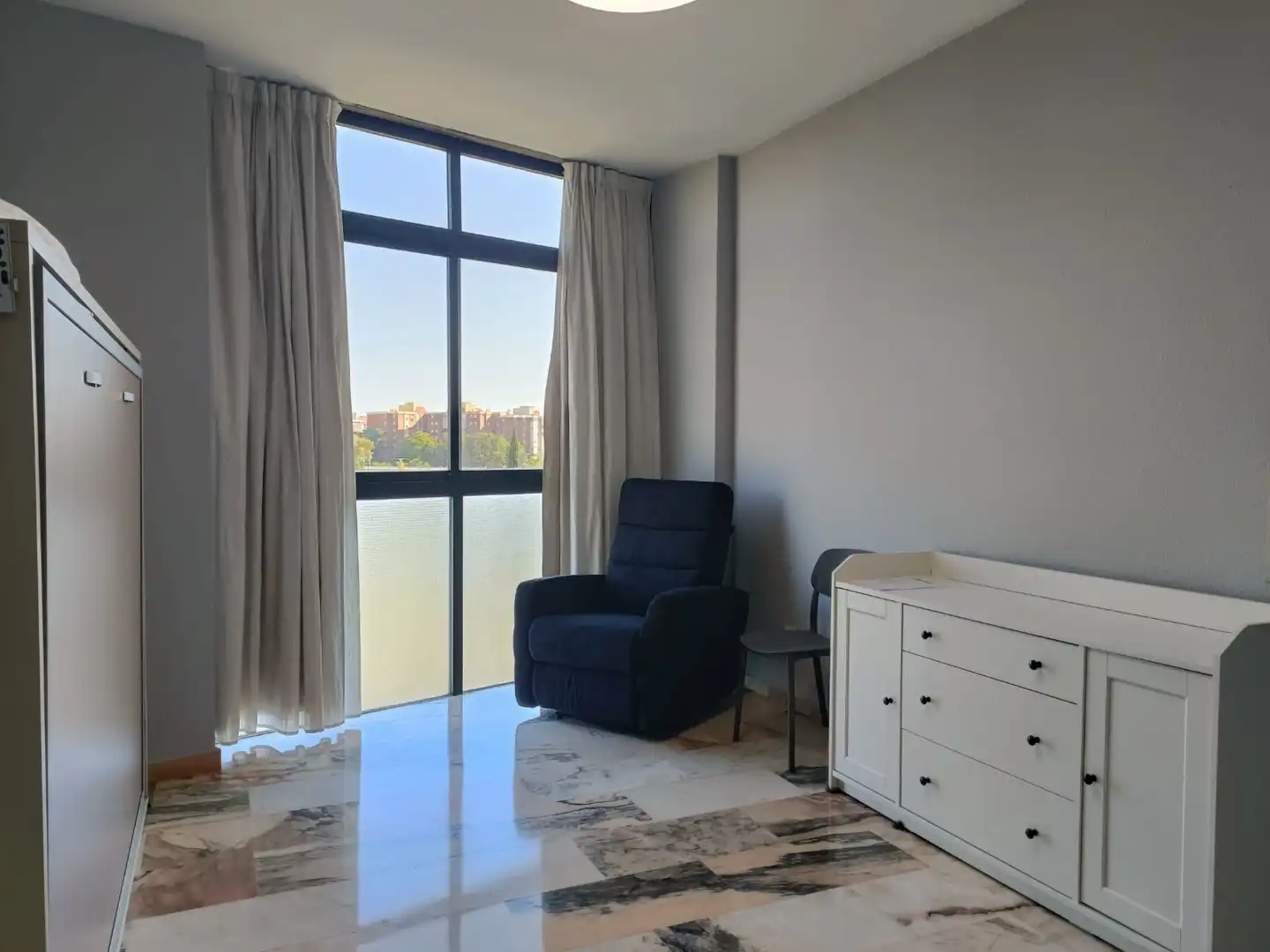 Habitación de Estudio de alquiler en Sevilla con Aire acondicionado, Amueblado y Lavadora