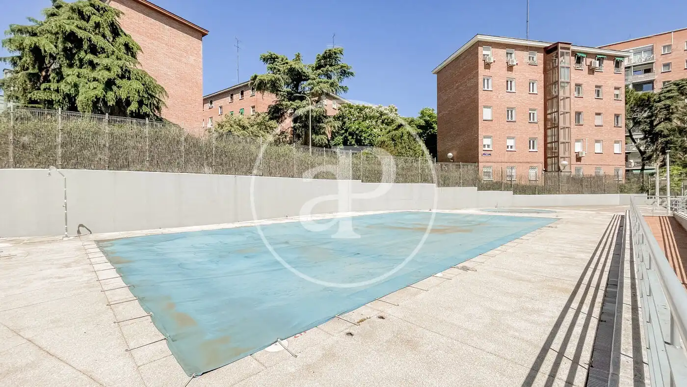 Swimming pool of Attic for sale in Madrid  with Air Conditioner, Heating and Private garden