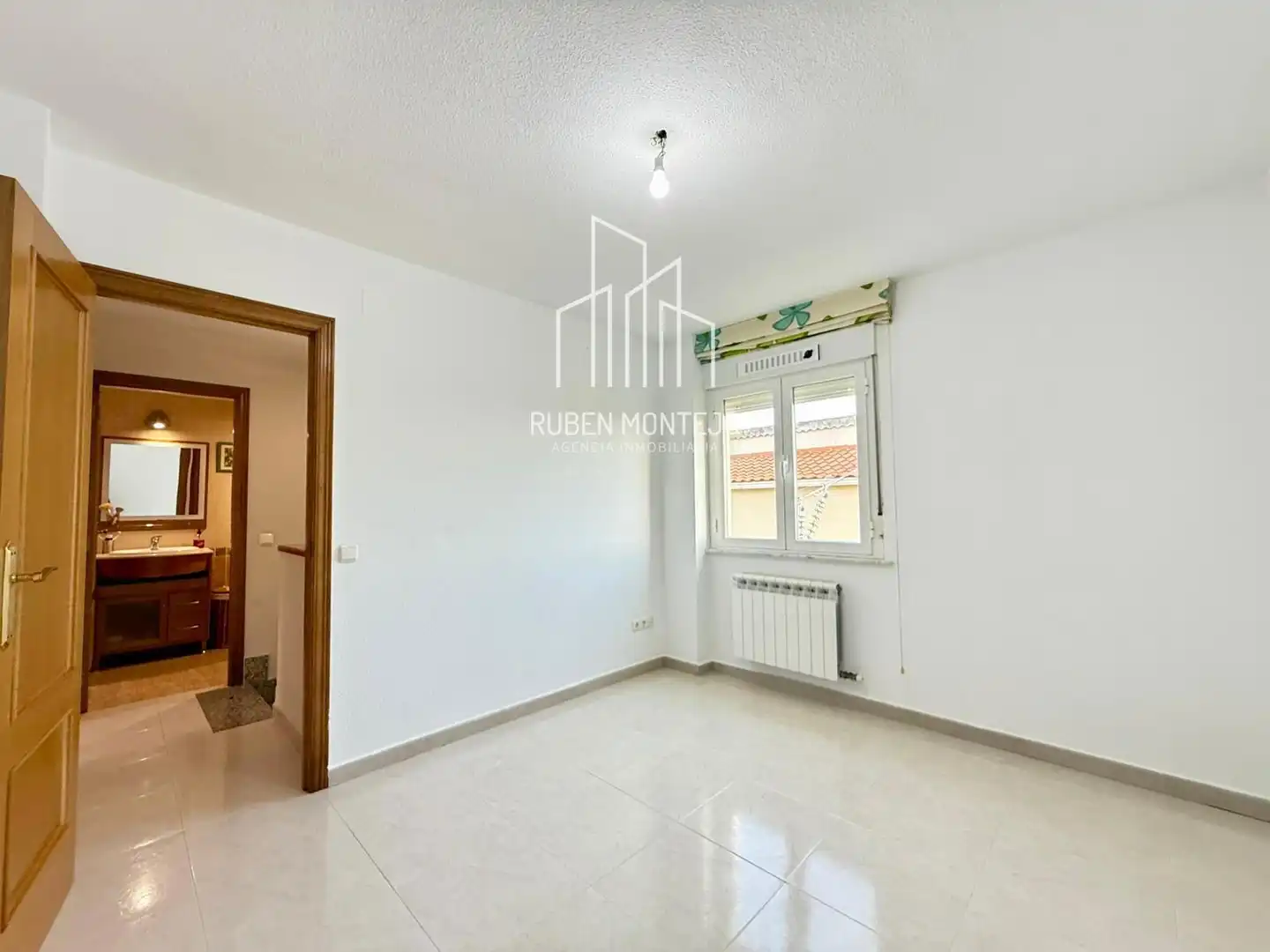Schlafzimmer von Einfamilien-Reihenhaus zum Verkauf in Matilla de los Caños del Río mit Heizung, Privatgarten und Terrasse