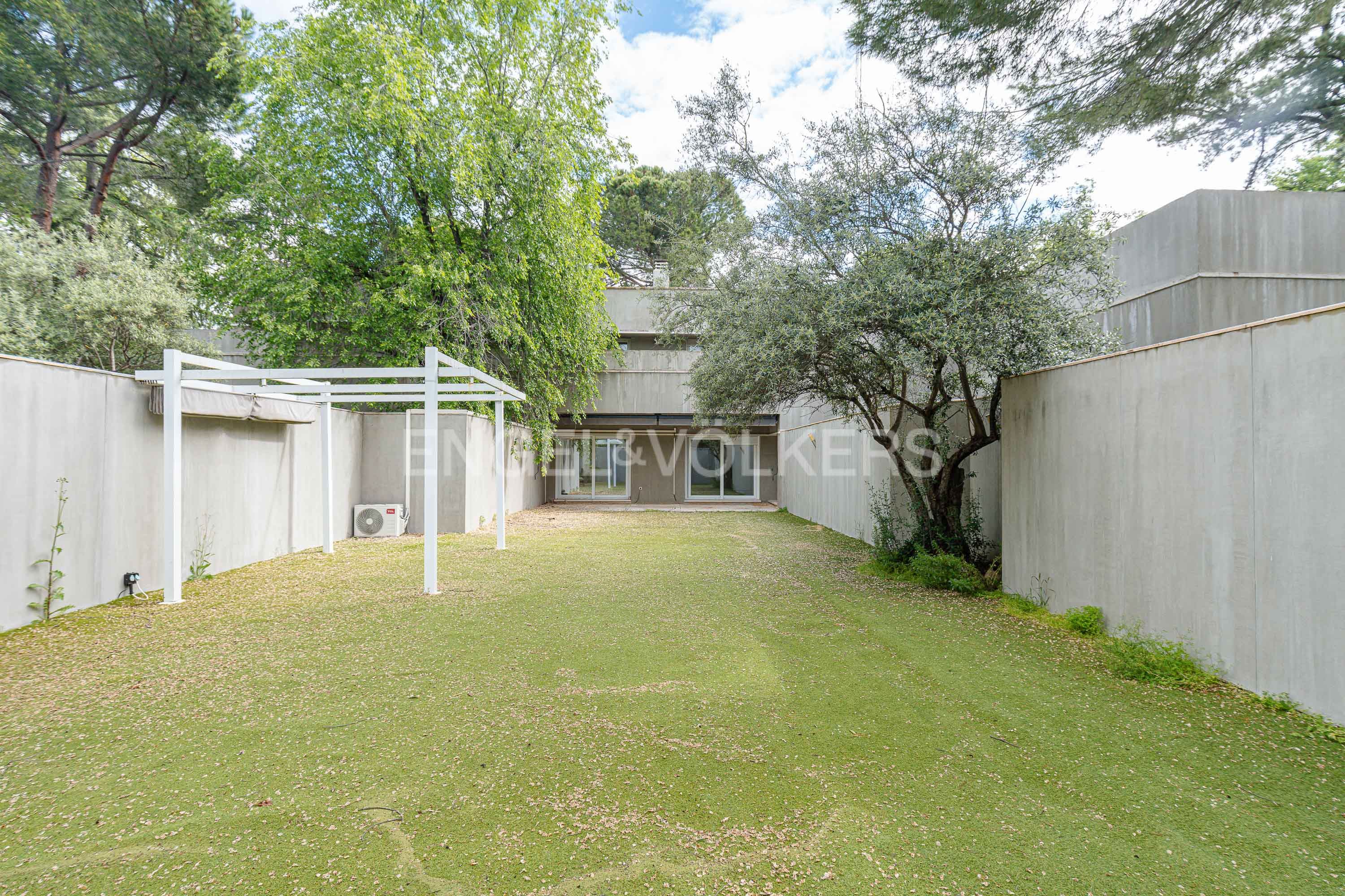 Exterior view of Single-family semi-detached to rent in Las Rozas de Madrid  with Air Conditioner, Heating and Private garden