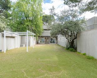 Vista exterior de Casa o xalet de lloguer en Las Rozas de Madrid amb Aire condicionat, Calefacció i Jardí privat