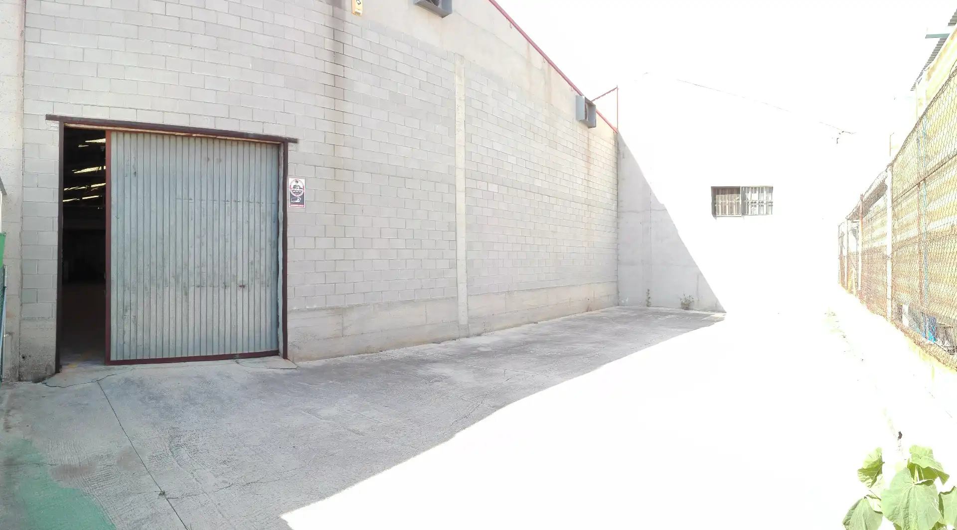 Außenansicht von Fabrikhallen zur Miete in Sant Boi de Llobregat mit Heizung und Alarm