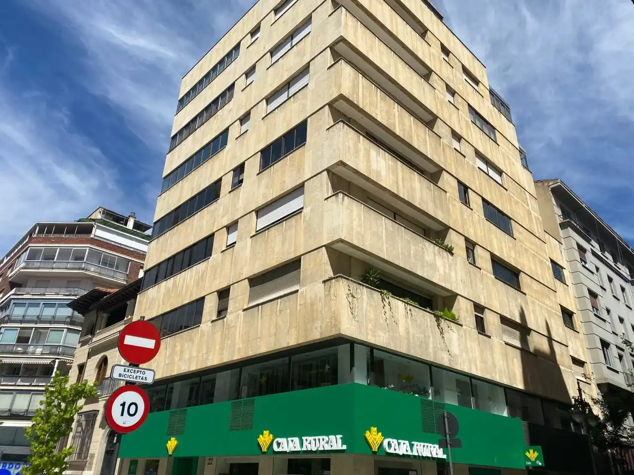 Vista exterior de Pis en venda en León Capital  amb Calefacció i Terrassa