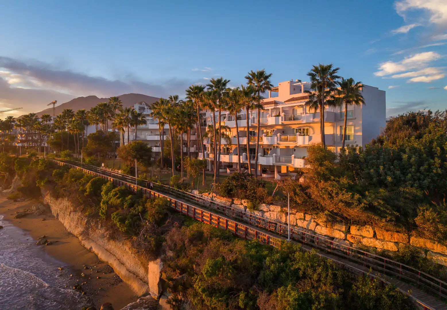 Vista exterior de Apartament en venda en Estepona amb Aire condicionat, Jardí privat i Terrassa
