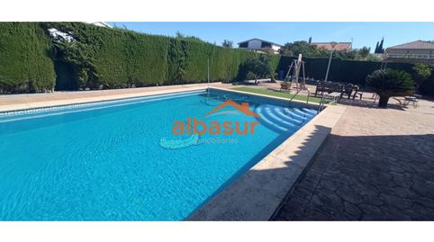 ¡Descubra este impresionante chalet en Fernán Núñez a solo 25 km de Córdoba!