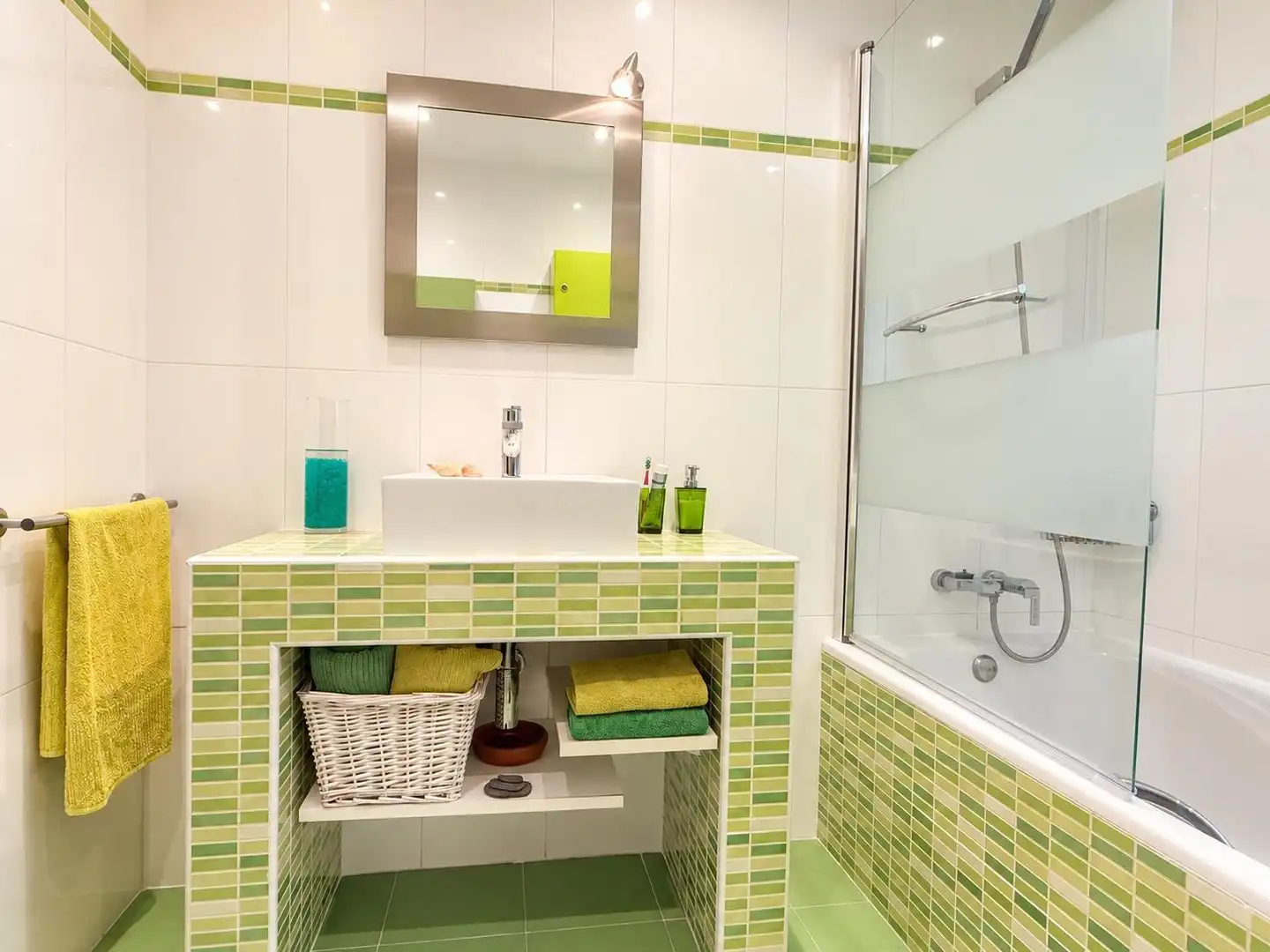 Bathroom of Houses for sale in Chiloeches, Guadalajara