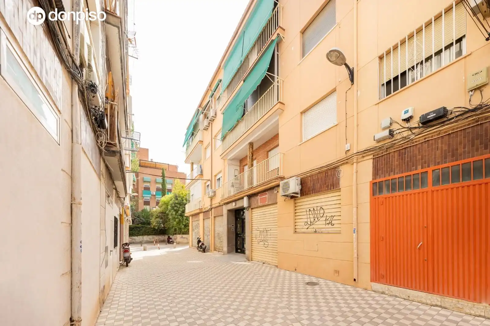 Vista exterior de Piso en venta en Granada con Amueblado y Balcón