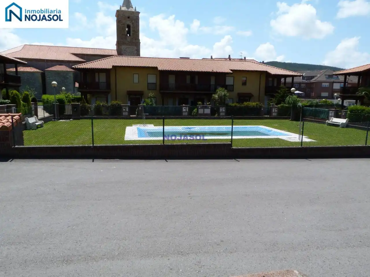 Schwimmbecken von Einfamilien-Reihenhaus zum Verkauf in Bareyo mit Heizung, Terrasse und Möbliert