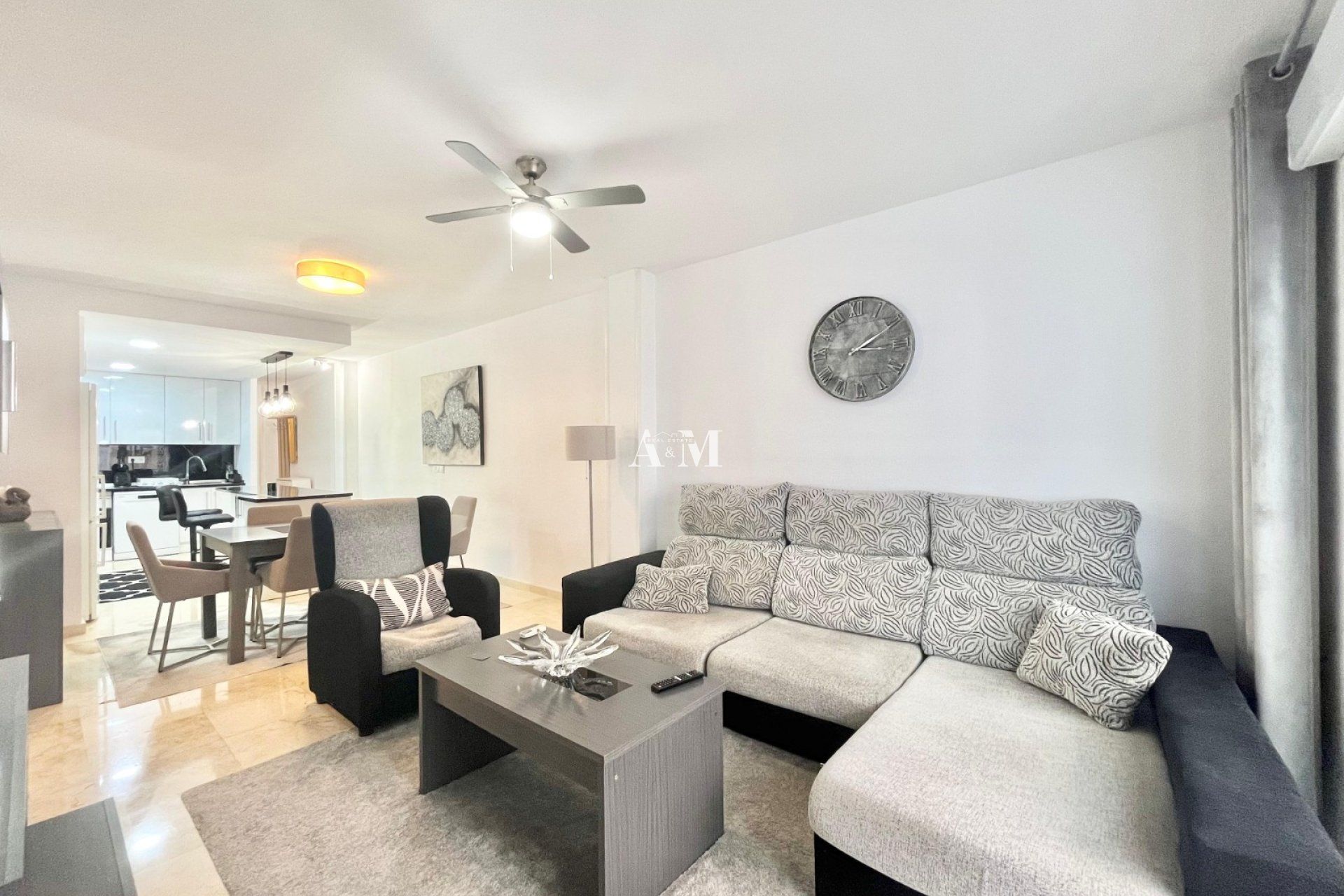 Sala d'estar de Pis de lloguer en Torrevieja amb Aire condicionat, Calefacció i Terrassa