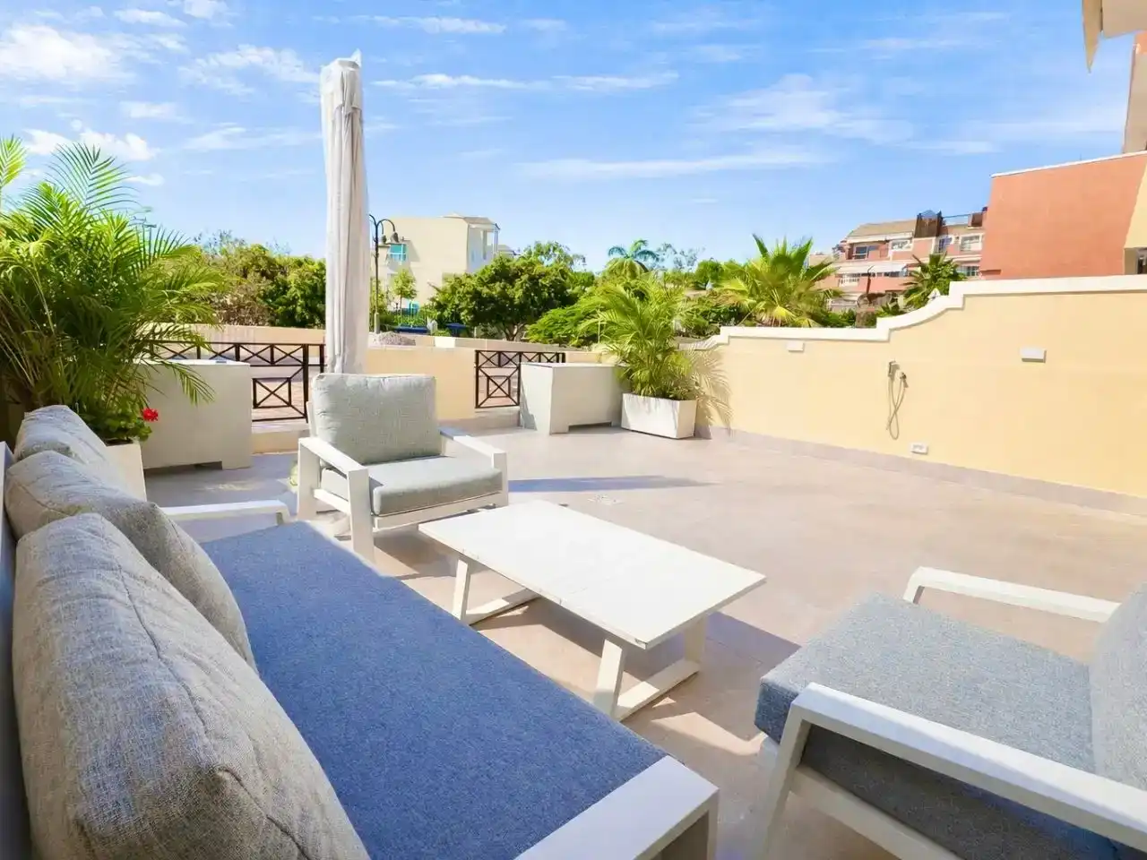 Terrassa de Apartament en venda en Arona amb Aire condicionat, Piscina i Balcó