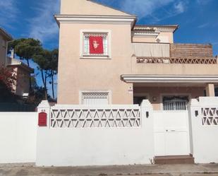 Vista exterior de Casa o xalet en venda en Islantilla amb Terrassa i Piscina