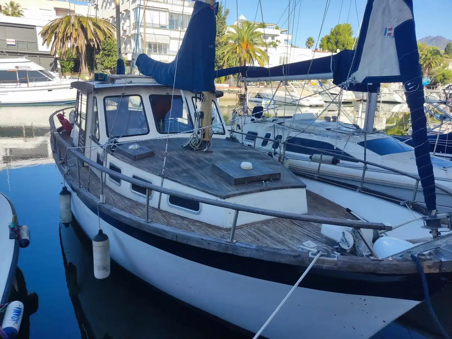 Vista exterior de Piso en venta en Roses con Jardín privado, Terraza y Amueblado