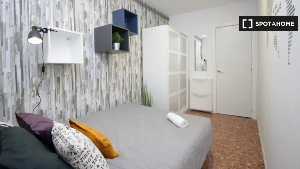 Bedroom of Flat for share in Barcelona  with Air Conditioner, Heating and Furnished