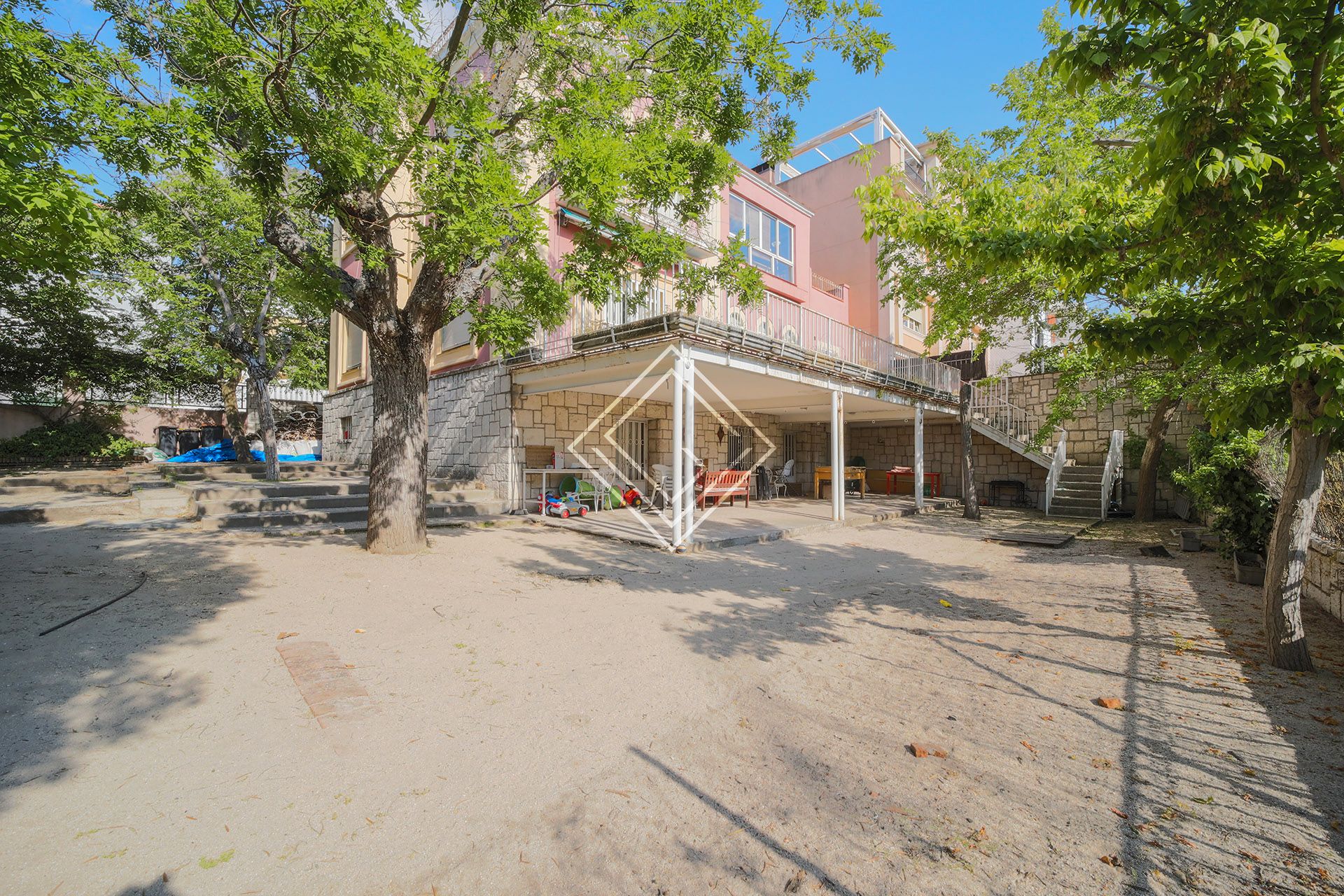 Vista exterior de Casa o xalet en venda en  Madrid Capital amb Jardí privat, Terrassa i Traster