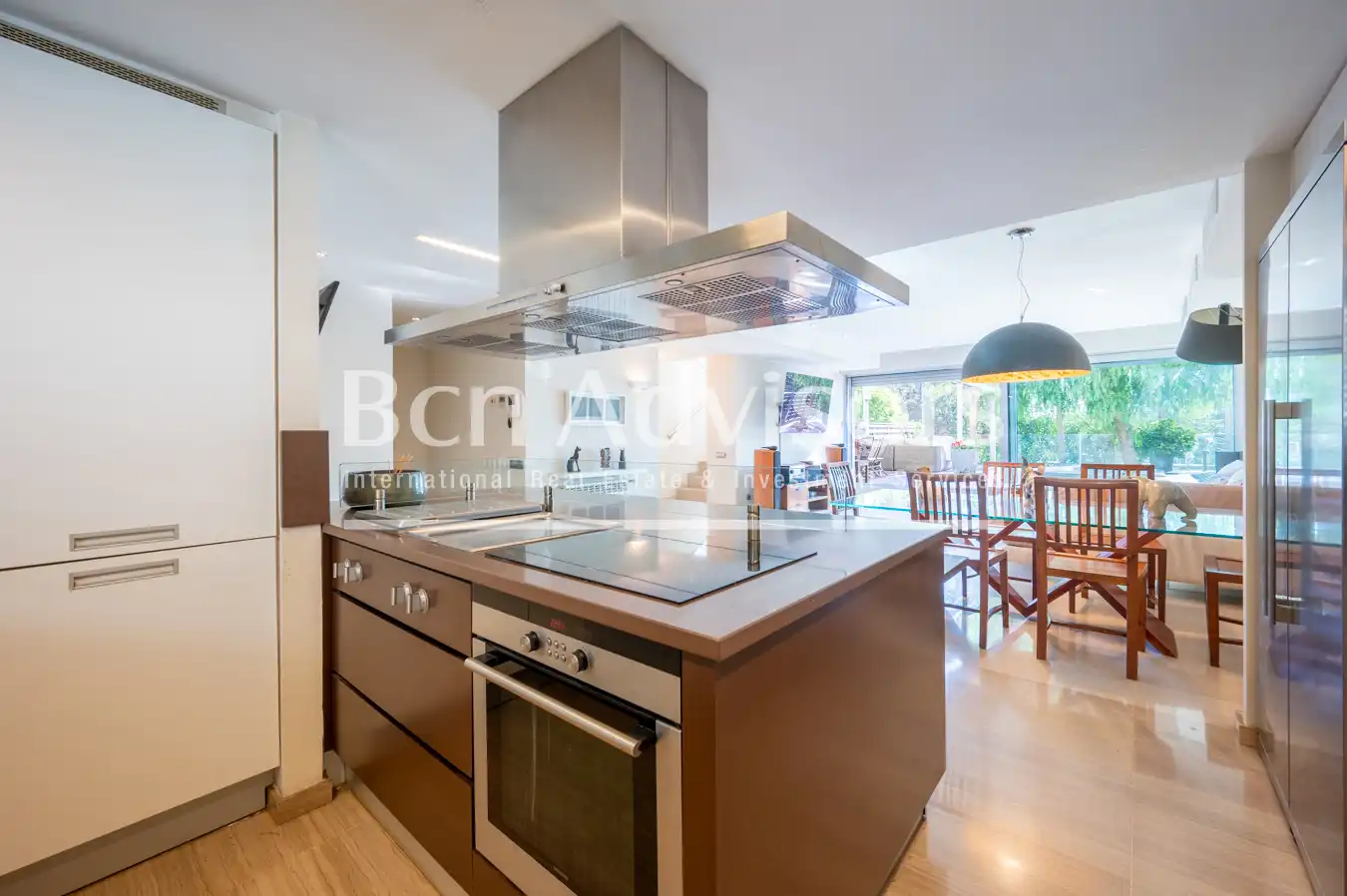 Cocina de Casa o chalet en venta en Barcelona con Aire acondicionado, Calefacción y Jardín privado
