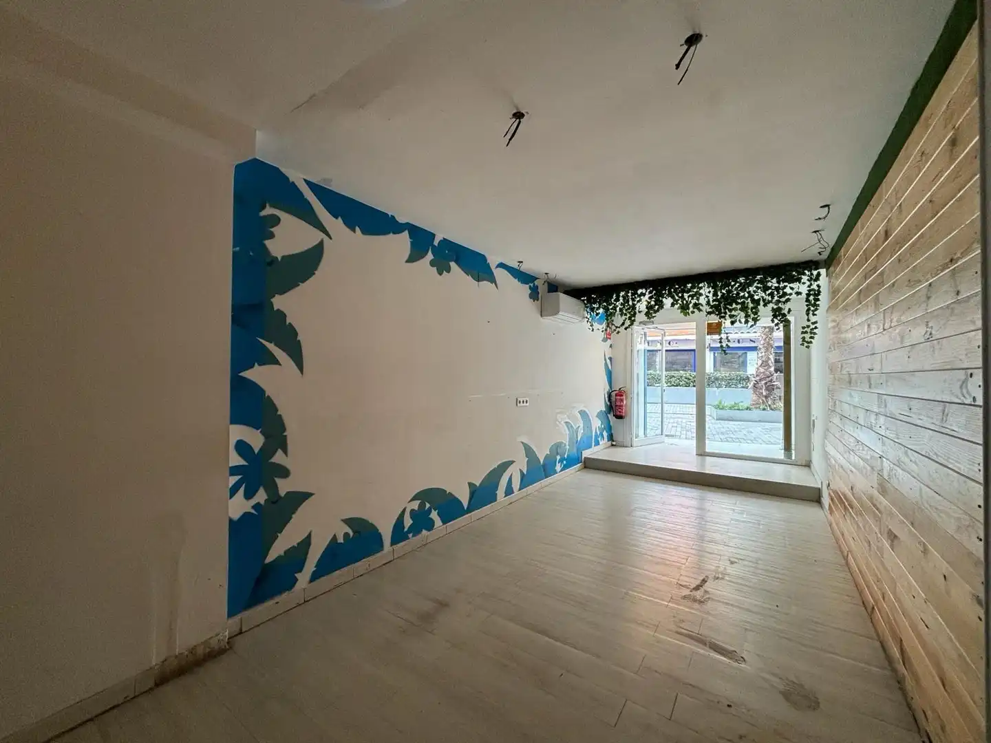 Commercial properties for rent in Avenida banys, dels, Lluminetes