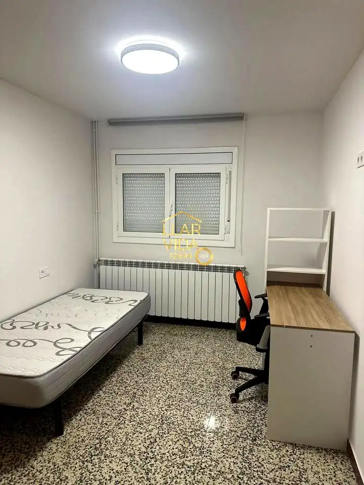 Habitación de Piso de alquiler en Lleida con Aire acondicionado, Calefacción y Amueblado
