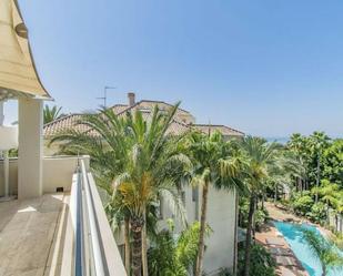 Vista exterior de Àtic de lloguer en Marbella amb Aire condicionat, Terrassa i Traster