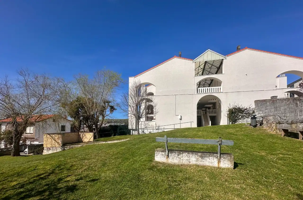 Vista exterior de Dúplex en venta en Santa Cruz de Bezana con Calefacción y Amueblado