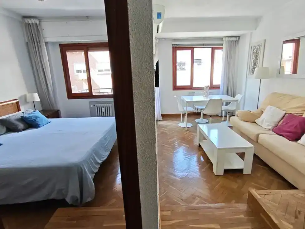 Schlafzimmer von Wohnung zur Miete in  Madrid Capital mit Klimaanlage und Balkon