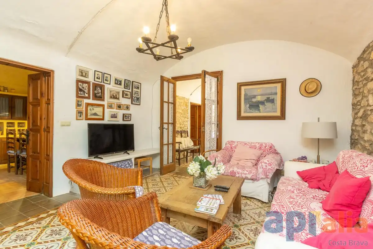 Sala d'estar de Casa adosada en venda en Begur amb Jardí privat i Moblat