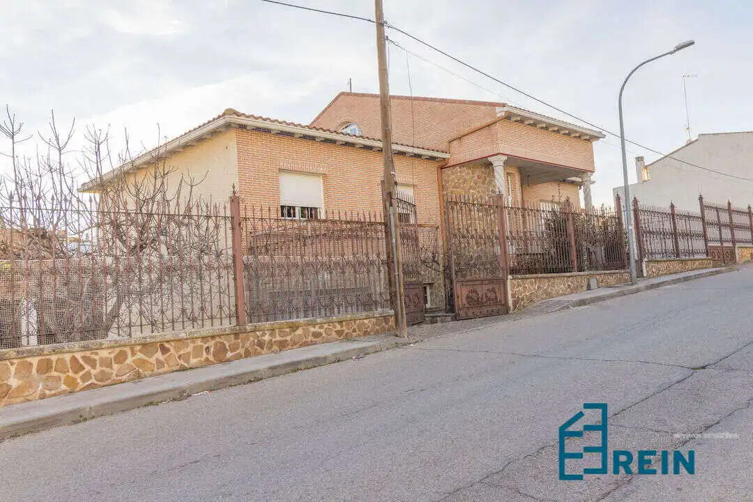 Chalet con jardín en venta en LARGO CABALLERO 1, imagen 2