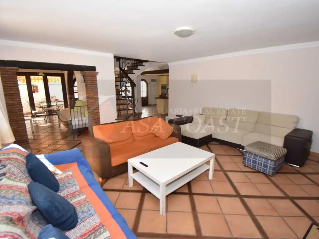 Sala de estar de Casa adosada en venta en Fuengirola con Aire acondicionado, Jardín privado y Terraza