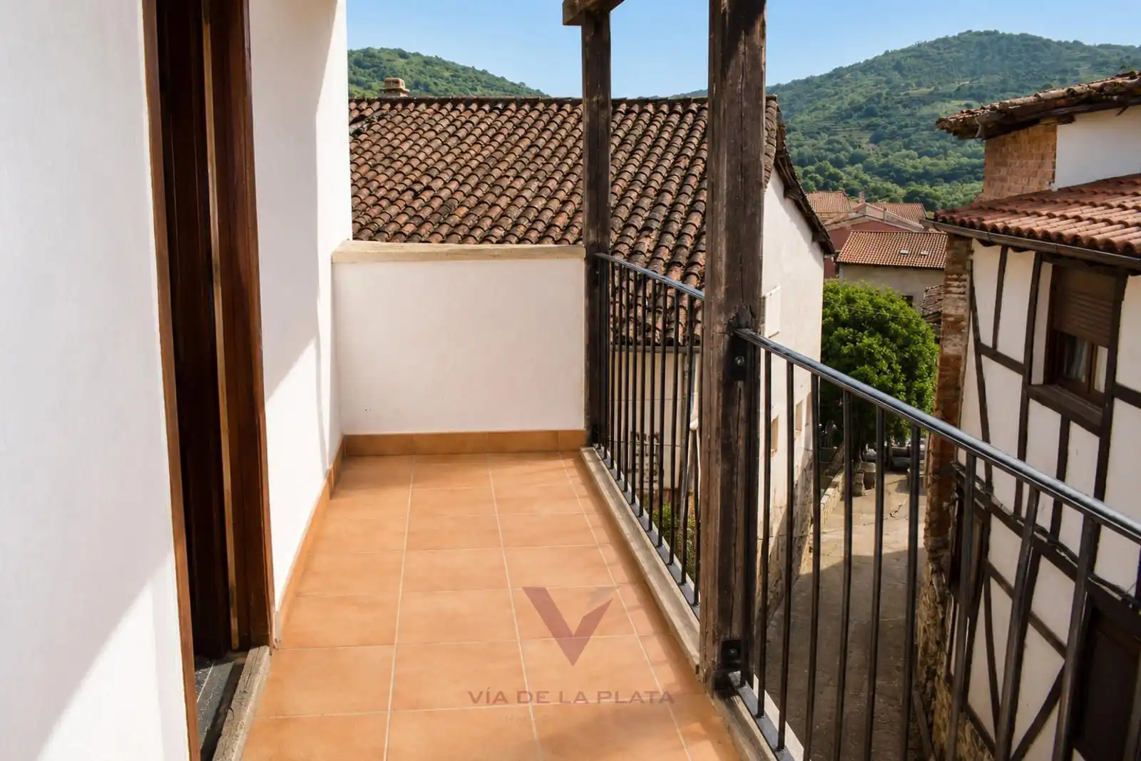 Terrasse von Einfamilien-Reihenhaus zum Verkauf in San Esteban de la Sierra mit Heizung, Terrasse und Möbliert
