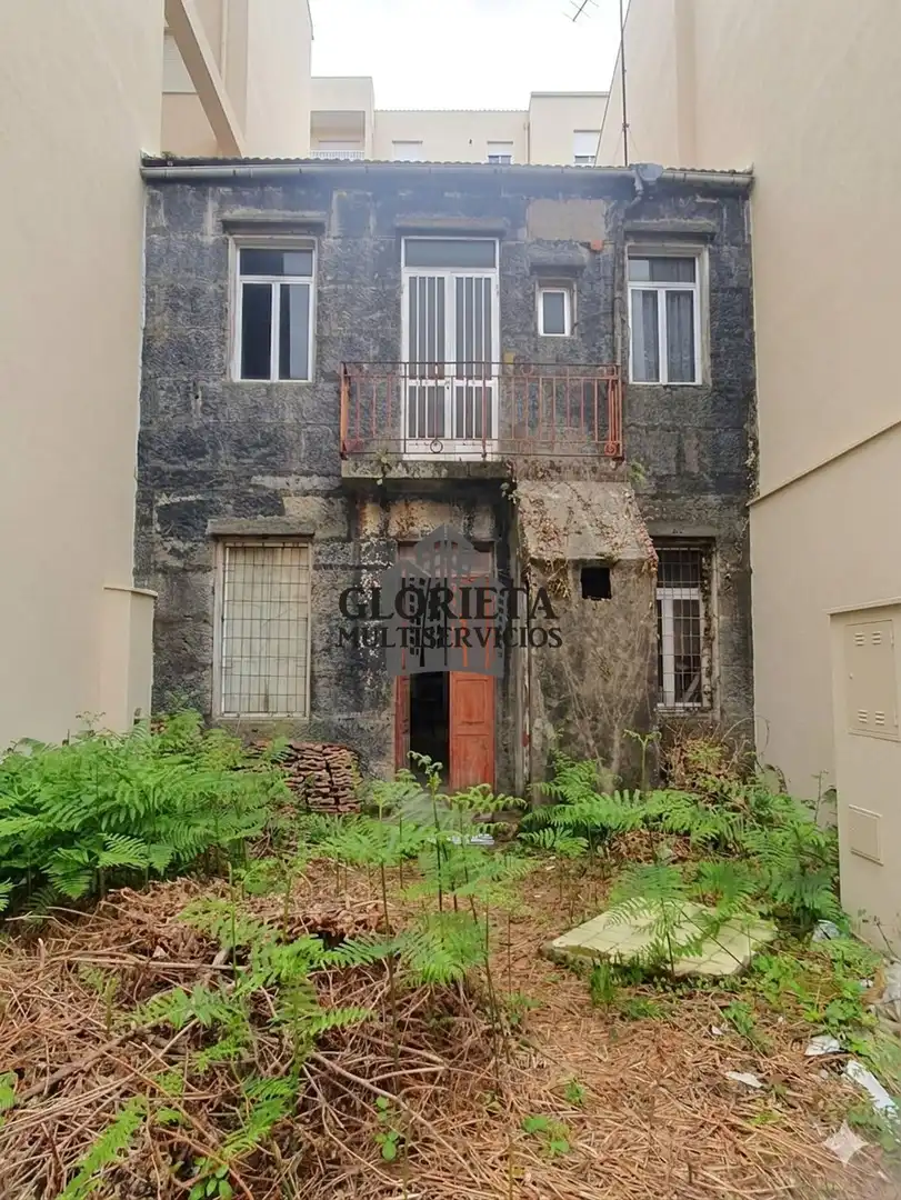 Vista exterior de Casa adosada en venda en Vigo  amb Calefacció, Terrassa i Traster
