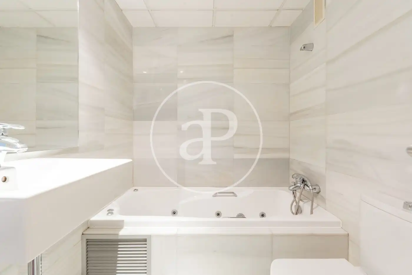 Badezimmer von Wohnung zum Verkauf in Madrid mit Klimaanlage, Heizung und Möbliert