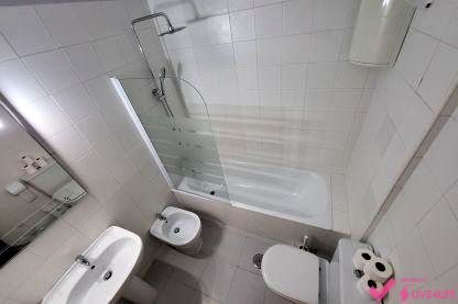 Bathroom of Flat to rent in  Sevilla Capital  with Air Conditioner, Terrace and Furnished