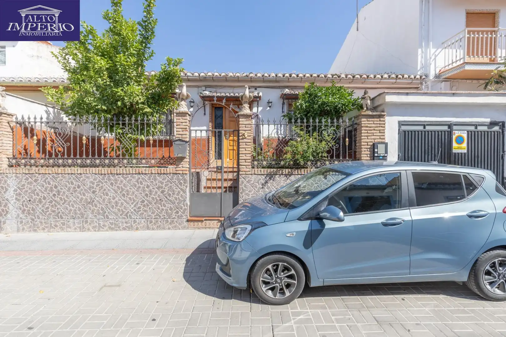 Vista exterior de Casa o xalet en venda en La Zubia amb Terrassa