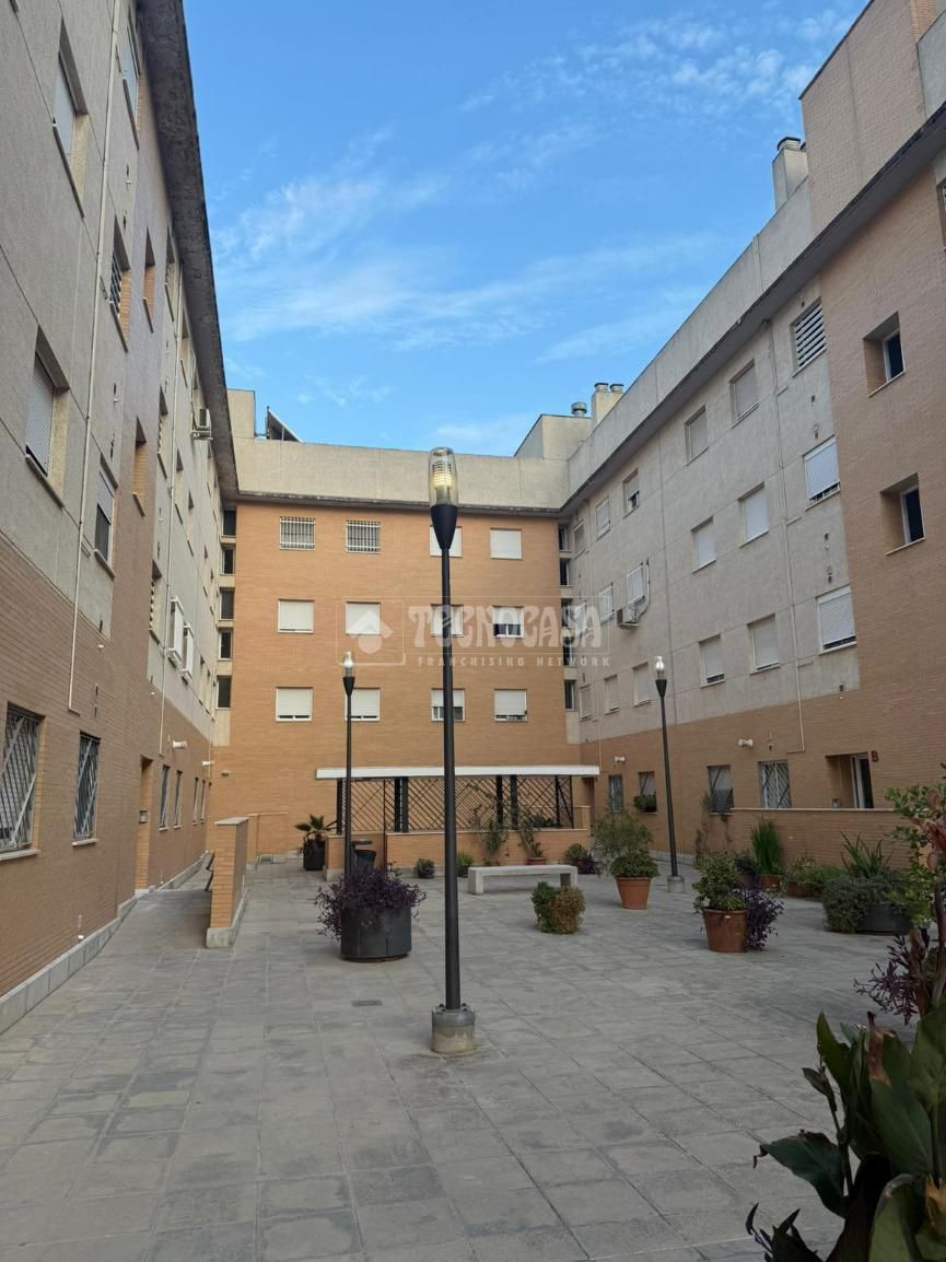 Vista exterior de Pis en venda en  Sevilla Capital amb Balcó