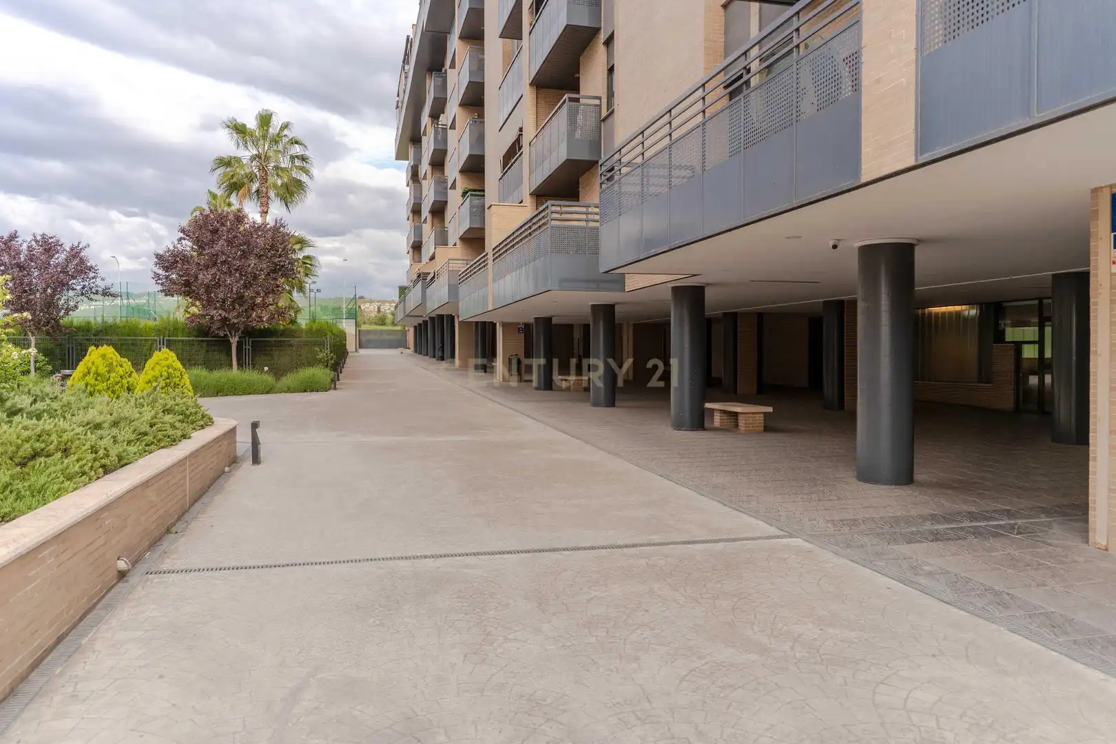 Vista exterior de Piso en venta en Granada con Jardín privado, Trastero y Piscina comunitaria