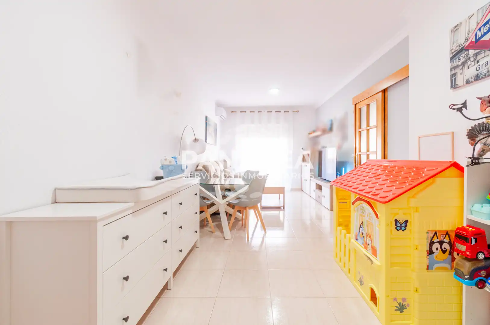 Sala d'estar de Pis en venda en Roquetas de Mar amb Moblat, Forn i Microones