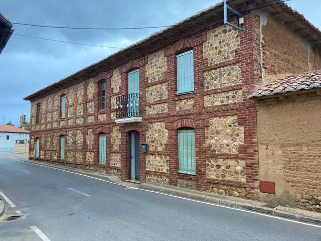 Casa-chalet en Venta en Calle Real en Villaturiel