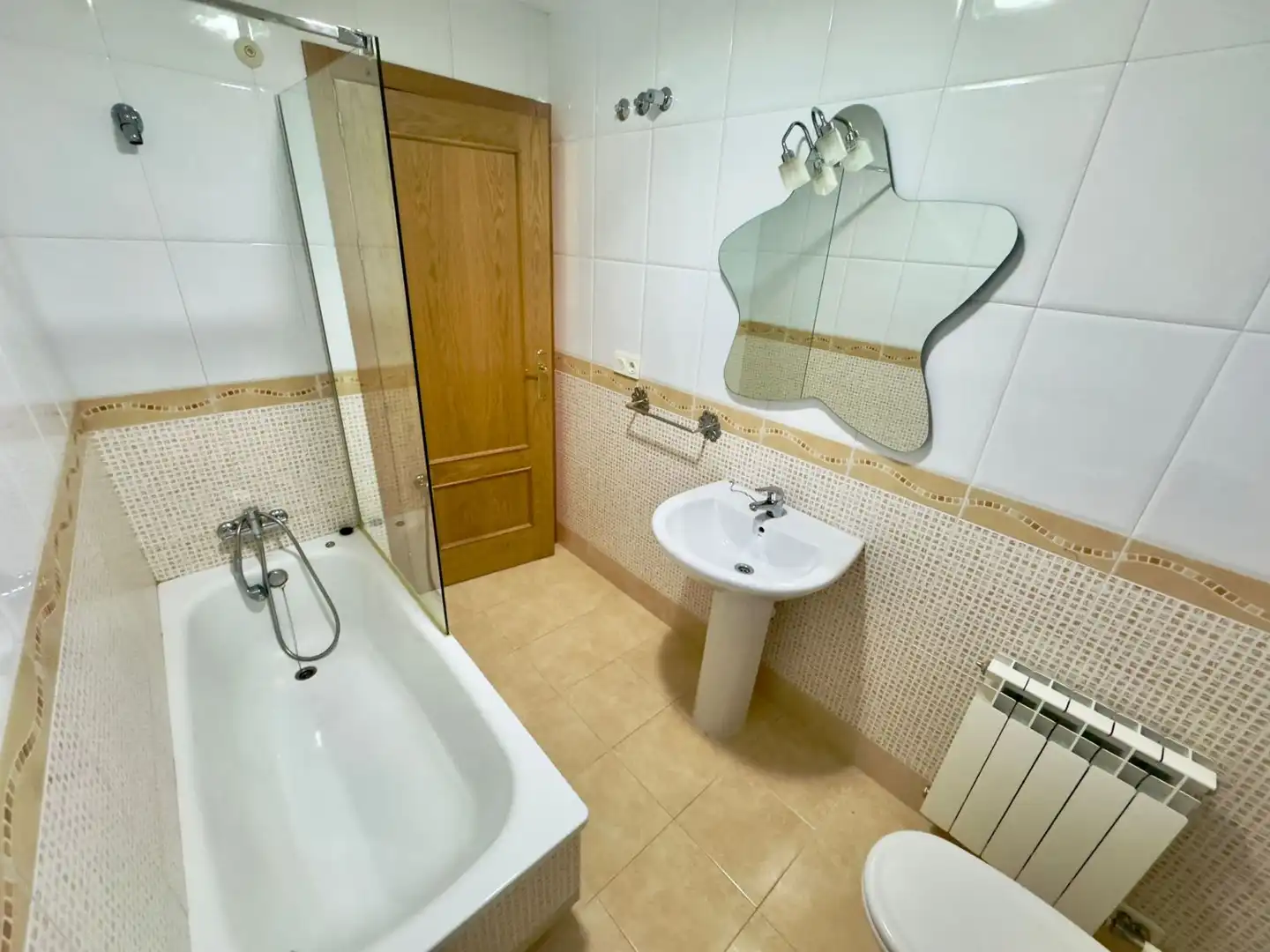 Badezimmer von Wohnung zum Verkauf in Valdepeñas mit Heizung, Parkett und Balkon