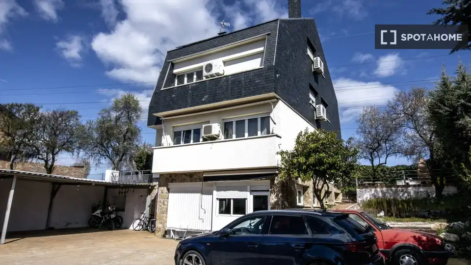 Vista exterior de Pis per a compartir en Pozuelo de Alarcón amb Aire condicionat, Calefacció i Moblat