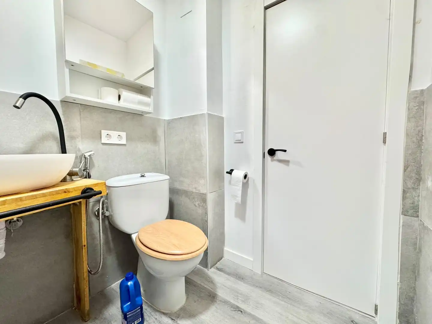 Bathroom of Apartments for rent in Torrevieja  with Air Conditioner, Heating and Terrace
