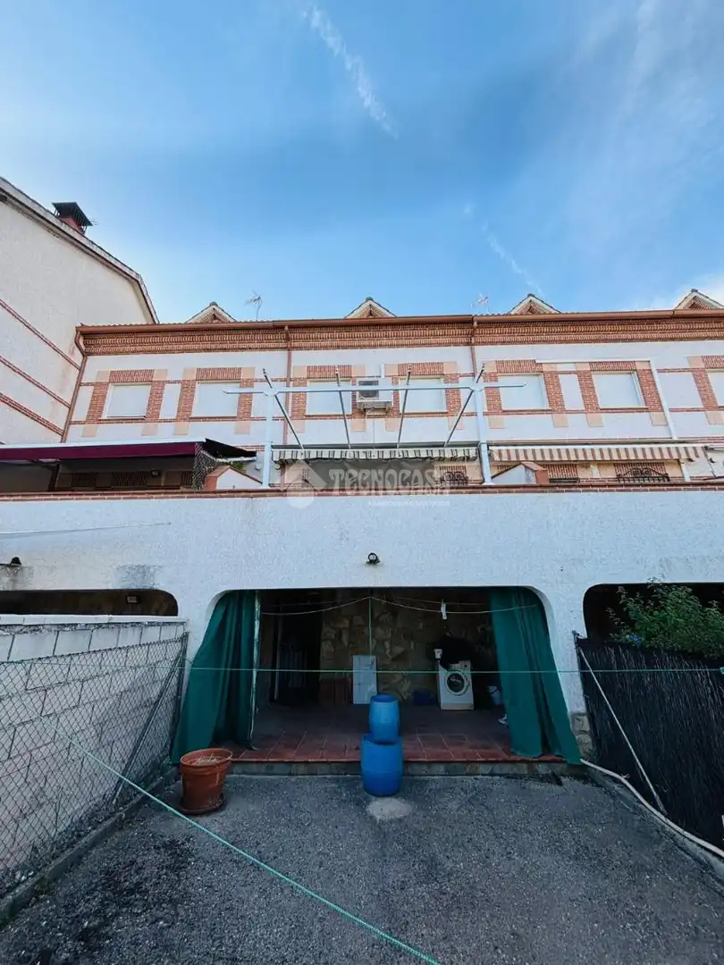 Vista exterior de Casa adosada en venta en Escalona con Aire acondicionado, Calefacción y Amueblado